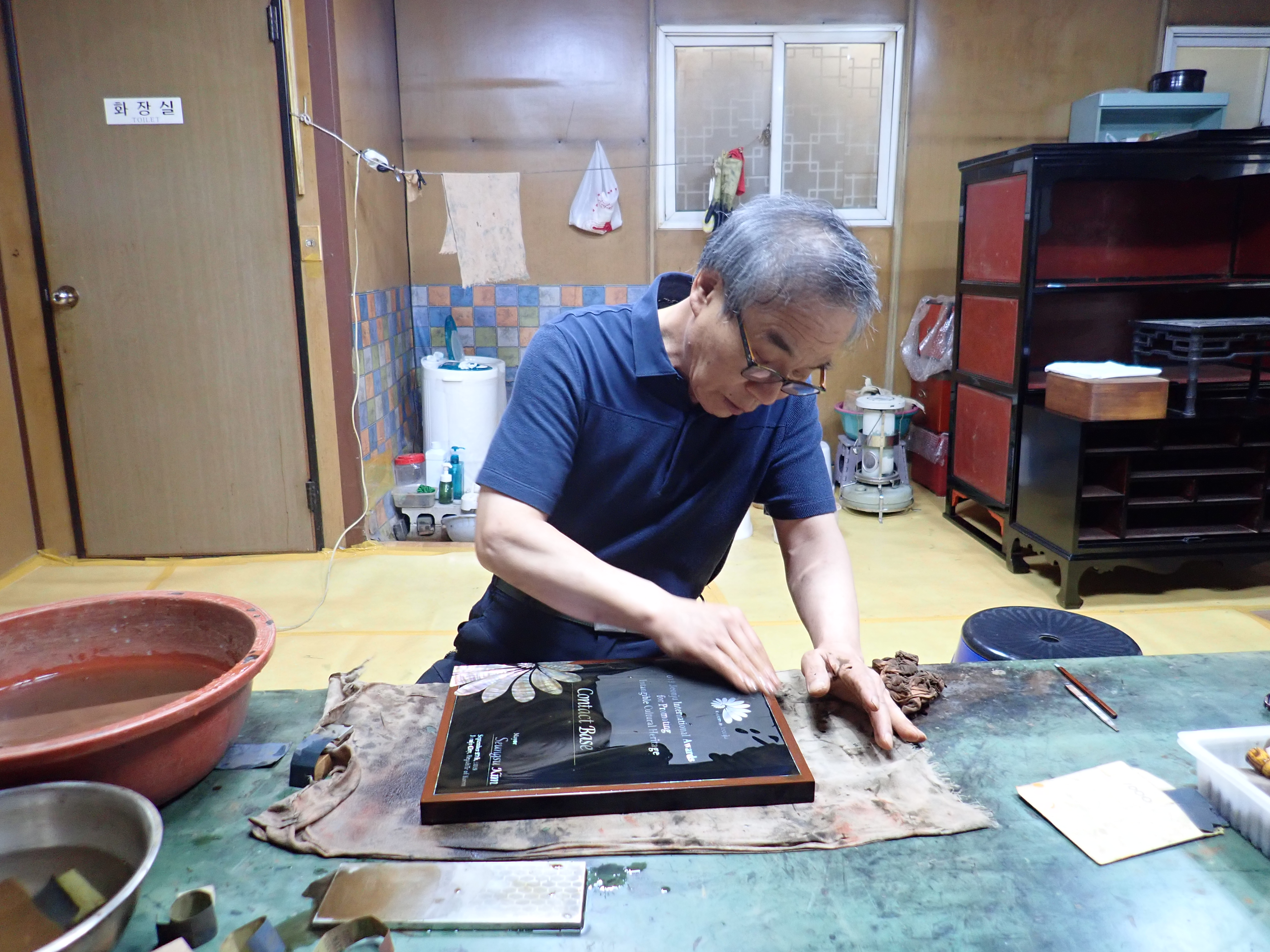 dict_items([('image', '/static/image/4. 카테고리1_상패제작(KOR)/imageSlider/image17.jpg'), ('description', '17.사포치기')])